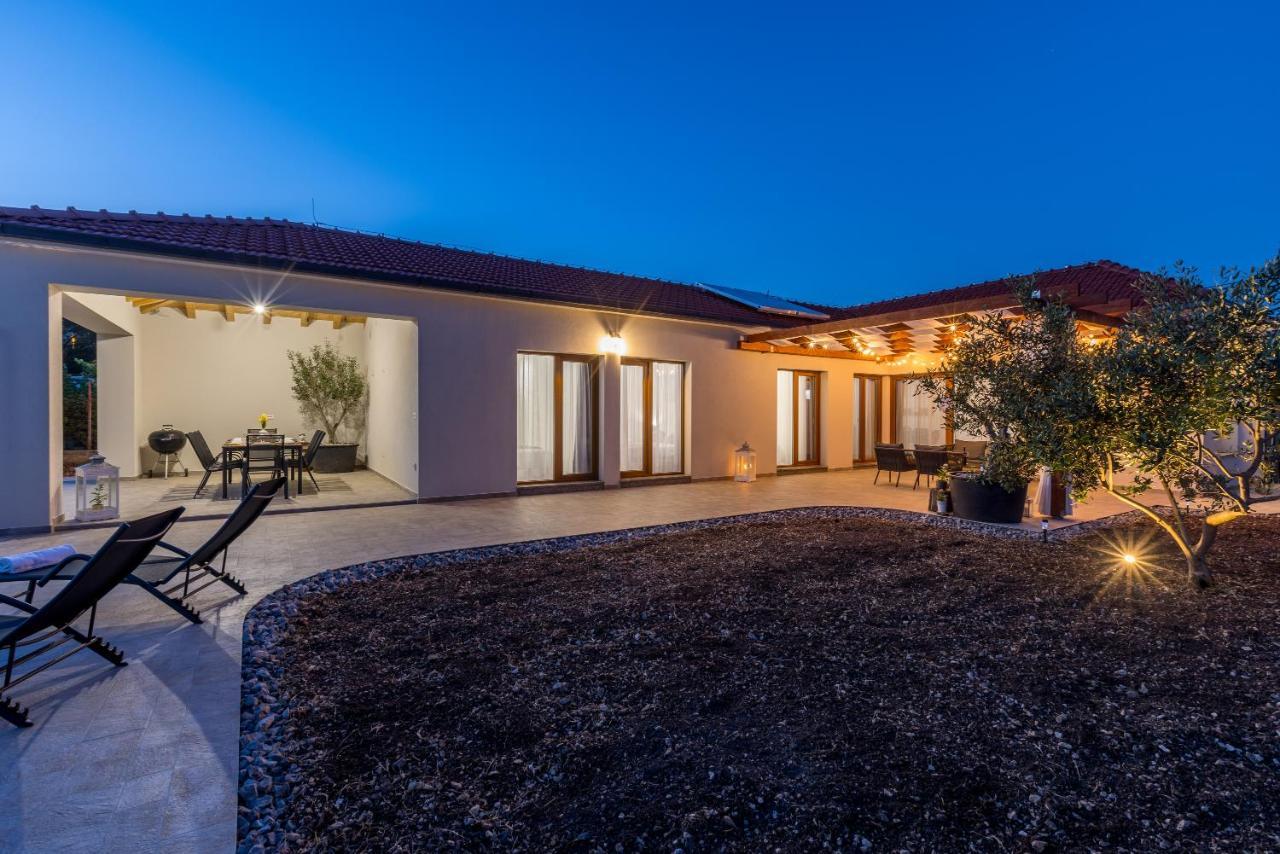 Mamma Mia Villa *